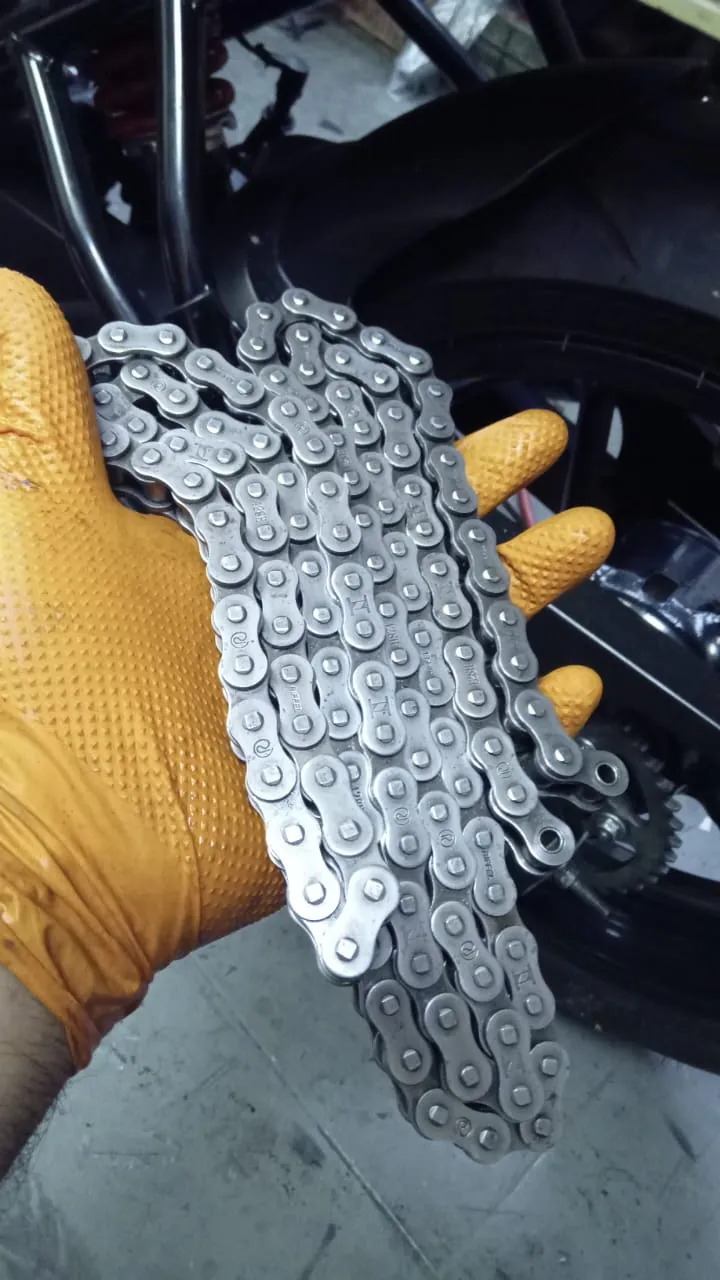 Cadena nueva para el cambio del kit de transmisión de una moto en Meteor Cycles