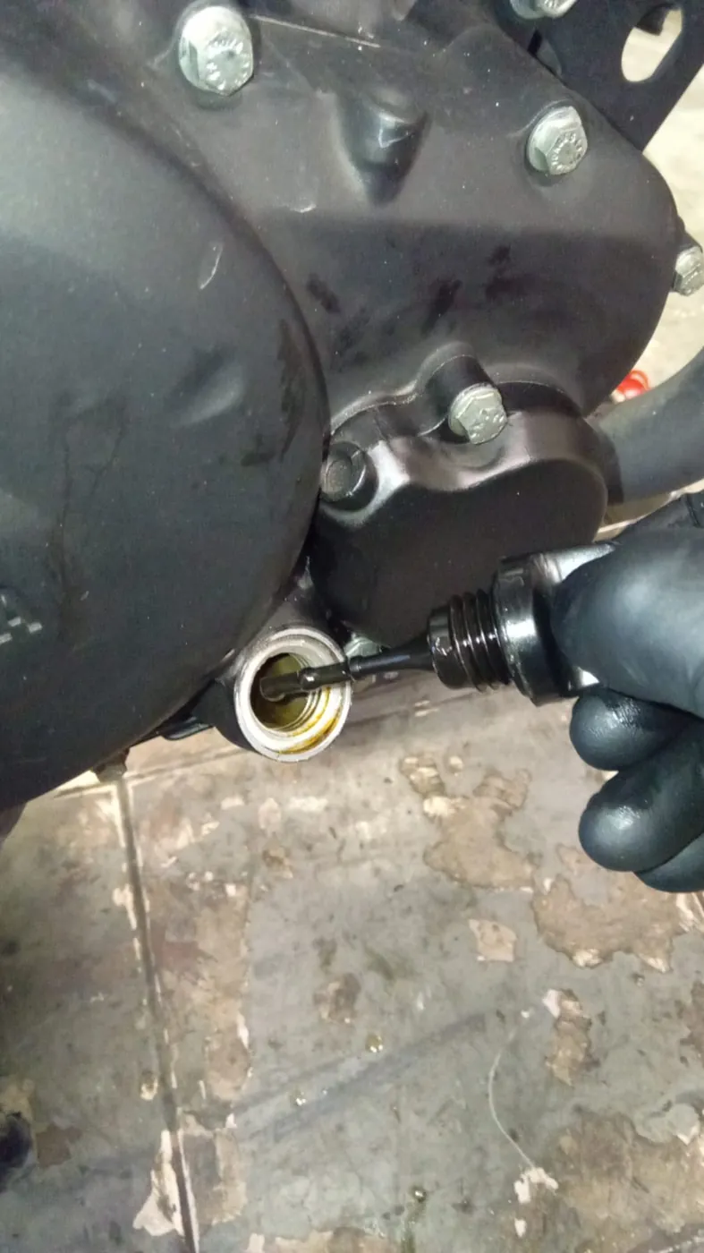 Cambio de aceite durante el service de una moto en Meteor Cycles, Av. Sáenz 87, Nueva Pompeya