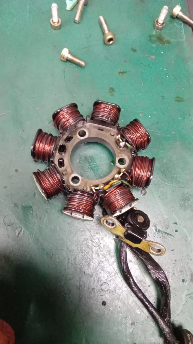 Estator de moto desarmado para la reparación del sistema de carga en Meteor Cycles