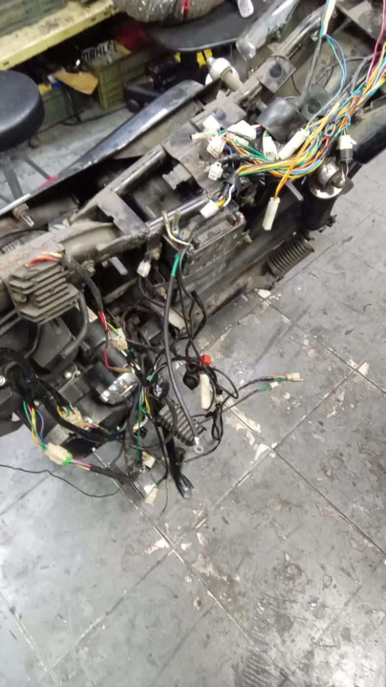 Instalación eléctrica de una moto al descubierto durante la reparación en Meteor Cycles