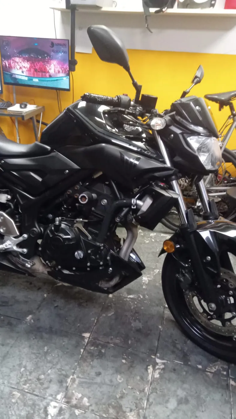 Moto naked negra en el taller Meteor Cycles, en el límite entre Nueva Pompeya y Boedo