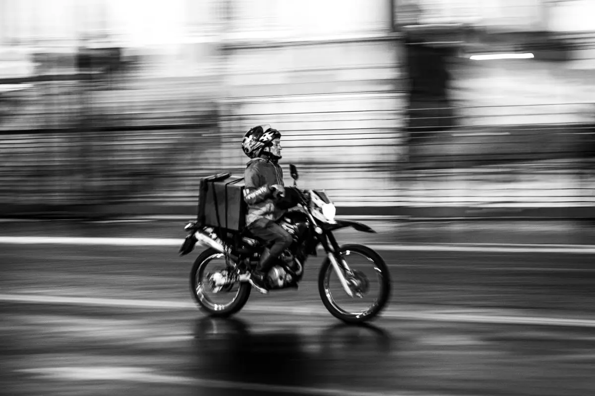 Moto de reparto circulando por Buenos Aires