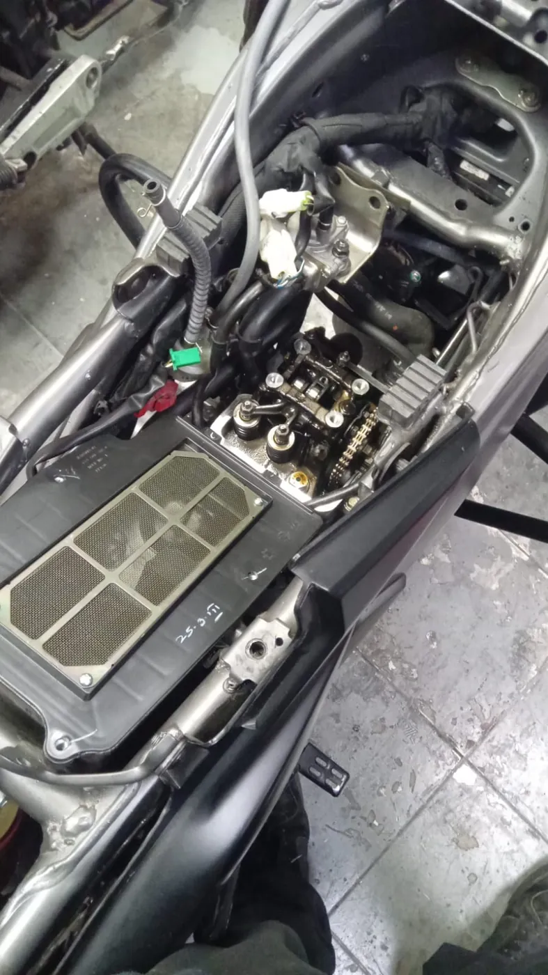 Motor de una moto desarmado para la reparación en el taller mecánico Meteor Cycles