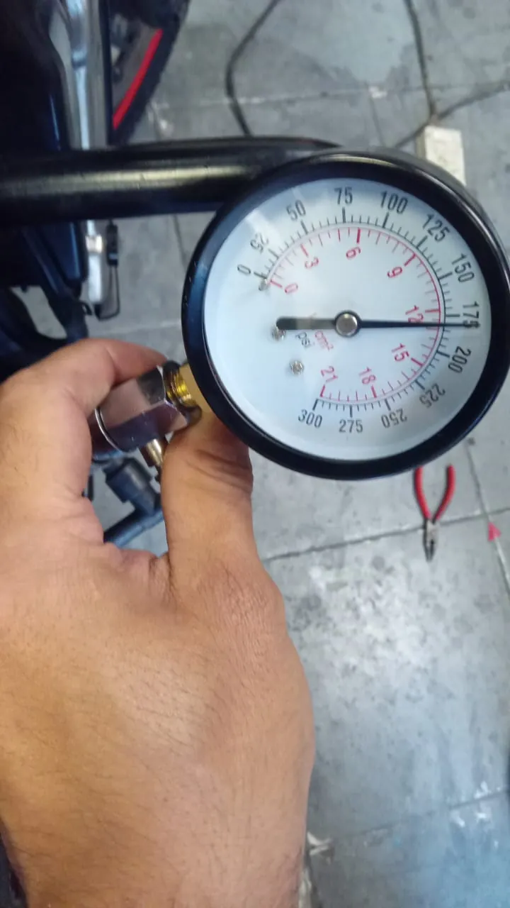 Medición de compresión del motor de una moto con manómetro, parte del diagnóstico en Meteor Cycles
