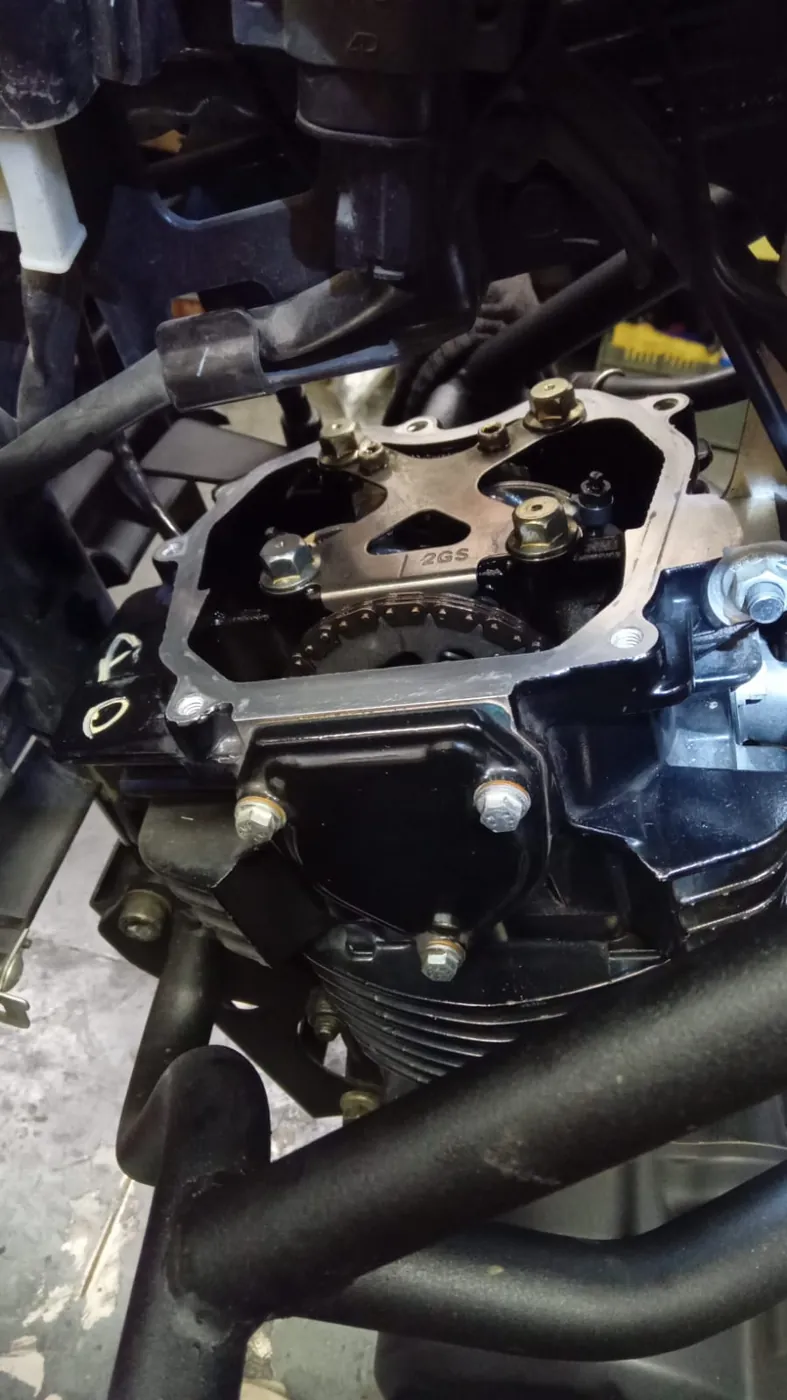 Tapa de válvulas abierta para la regulación del motor de una moto en Meteor Cycles
